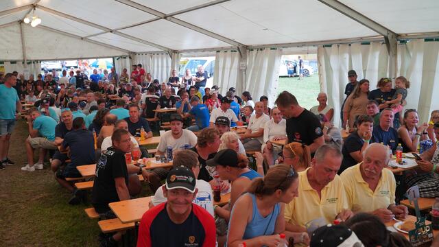 Das Festzelt war den ganzen Tag über und bei der Siegerehrung gut gefüllt. | Foto: Hausegger/Jud Motorsport