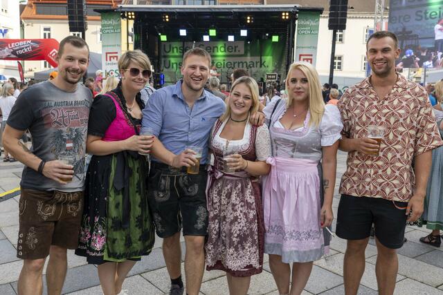 Die Besucherinnen und Besucher des Radio Grün Weiß Sommer Open Airs in Leoben genossen die ausgelassene Stimmung auf dem Leobener Hauptplatz. | Foto: Klaus Pressberger