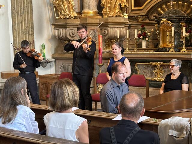 Das Sonnenorchester Salzburg bei ihrem Auftritt in der Schlosskirche Mirabell: Go Yamamoto (Violine), Johannes Wessiepe (Viola), Alina Konarska-Schmidt (Gesand), Matthias Gampe (Klavier) und Silvia Habisch (Flöte). | Foto: Schrofner