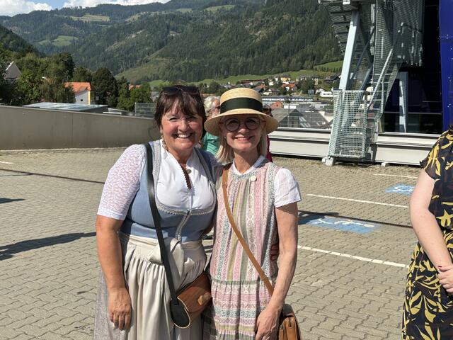 Manuela Khom, Landtagspräsidentin und Gabriele Kolar, zweite Präsidentin des Steirischen Landtags, ließen sich das Treffen der Riesen nicht entgehen.