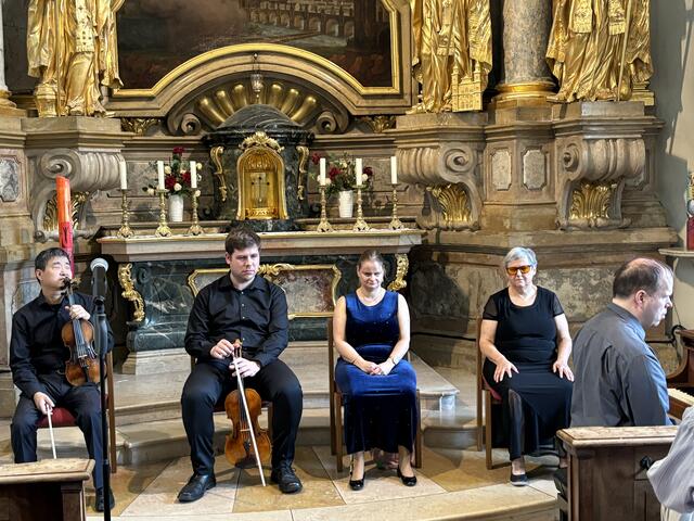 Hoch konzentriert - die fünf Profi-MusikerInnen kurz vor Konzertbeginn in der Schlosskirche Mirabell. | Foto: Schrofner