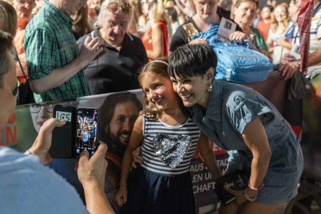 Schlagersängerin Francine Jordi nahm sich während des Radio Grün Weiß Sommer Open Airs auch Zeit, um ihre Fans persönlich zu treffen und ihnen eine Freude zu bereiten. | Foto: Klaus Pressberger