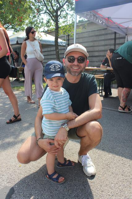 Manuel Gramann mit seinem kleinen Jakob. | Foto: Huber