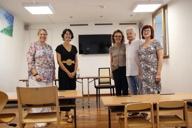 Im neu eingerichteten Klassenraum: Klassenlehrerin Gunda Puhm, Direktorin Daniela Jeschko, Pascale Vayer (Verein "Kleine Herzen"), Heimleiter Petro Pastuch, Betreuerin Irina Anatoliwna (von links). | Foto: Martin Wurglits