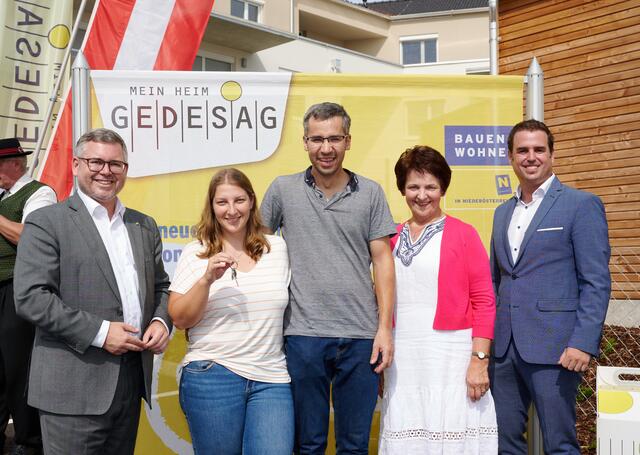 v.li.n.re.: Landesrat Ludwig Schleritzko, Sabrina und Thomas Tacho, Bürgermeisterin Ludmilla Etzenberger, Gedesag-Vorstand Peter Forthuber | Foto: GEDESAG