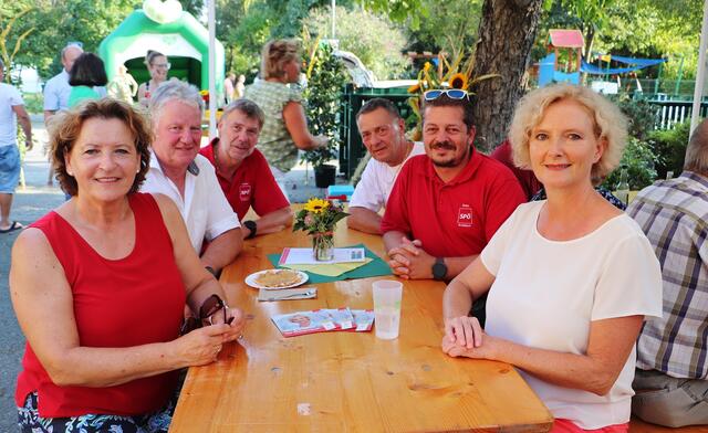 Ein Zufallsbild in rot-weiß-rot: Ursula Lackner (li), Karl Mayrhold, Werner Müller, Siegfried Gangl, Udo Hebesberger und Karin Greiner beim Stadlfest in Raaba-Grambach. | Foto: Edith Ertl
