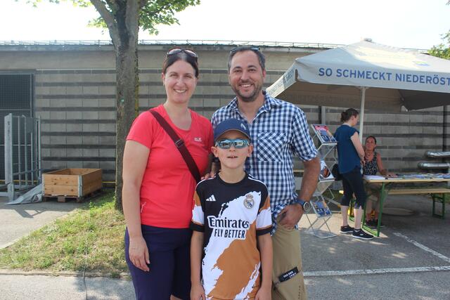 Bettina und der kleine Alexander Gamböck mit Markus Steininger. | Foto: Huber
