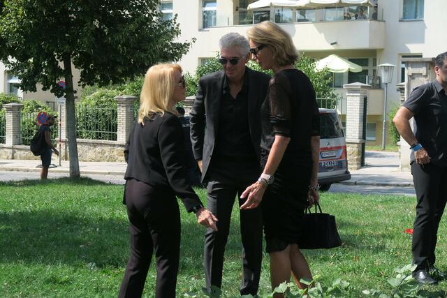 Starastrologin Gerda Rodgers (li.) nahm in der Kaasgrabenkirche Abschied von Richard Lugner.  | Foto: Patricia Hillinger/MeinBezirk