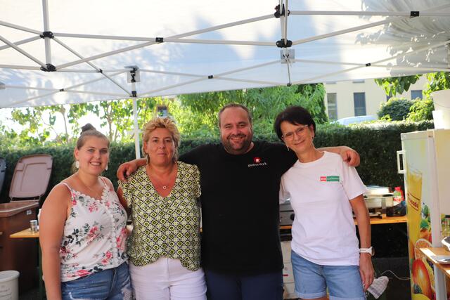 Ohne fleißige Hände gibts kein erfolgreiches Fest: Nur kurz für das Foto nahmen sich die "Küchenchefs" beim Stadlfest Zeit, dann gings wieder an die Zubereitung köstlicher Waffeln oder herzhafter Schnitzeln.    | Foto: Edith Ertl