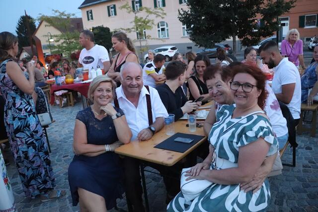 Schon im Vorfeld zur Tanznacht stellte die Gemeinde jede verfügbare Bierbank auf. Bei Einbruch der Dämmerung waren selbst die Stehplätze Mangelware.  | Foto: Edith Ertl