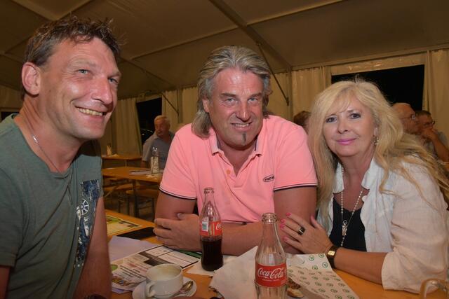 Bernhard, Hans und Sabine aus Rohrbach bzw. Hörsching feiern beim Sauwald Erdäpfel Kirtag | Foto: Alois Braid/zema-medien.de