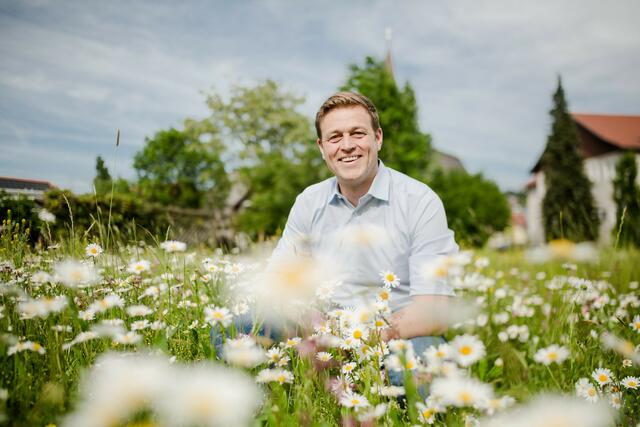 Umwelt- und Klima-Landesrat Stefan Kaineder freut sich, dass das Netzwerk der Bienenfreundlichen Gemeinden beständig wächst. | Foto: Land OÖ/Werner Dedl