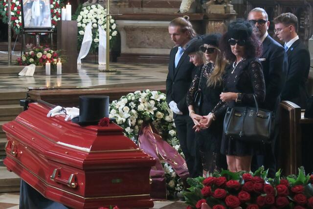 Die Familie Lugner nahm am Samstag, 31. August, Abschied im Stephansdom.  | Foto: Patricia Hillinger/MeinBezirk