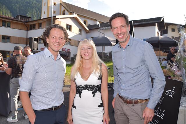 TVB-Obmann Adrian Siller (r.) und GF Roland Volderauer (l.) mit Plangger-Marketinlady Elisabeth Kofler-Sturm | Foto: Kainz