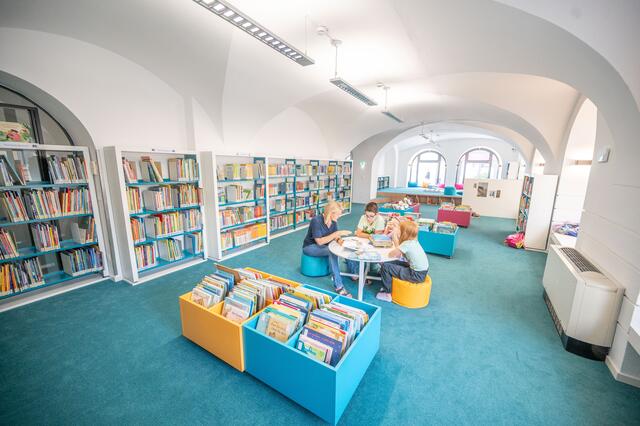 Eva Birk, Mitarbeiterin der Stadtbibliothek stellt ihr frisch gedrucktes Kinderbuch
bereits jungen Lerser:innen in den neuen Räumlichkeiten am Domplatz vor. | Foto: Stadtgemeinde St. Pölten