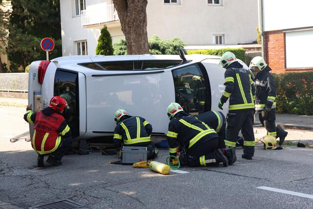 Laut eigenen Angaben kam der Lenker aufgrund von Sekundenschlaf links vom Fahrstreifen ab und kollidierte mit einem Randstein. | Foto: laumat.at/Matthias Lauber