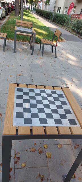 Sitzgelegenheiten vor dem Friseur mit Spielbrettern. | Foto: Zuzana Kobesova 2024