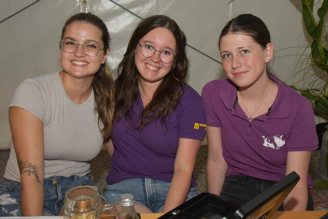 Helene, Elisa und Katrin empfaingen die Gäste beim Zelteingang | Foto: Alois Braid/zema-medien.de