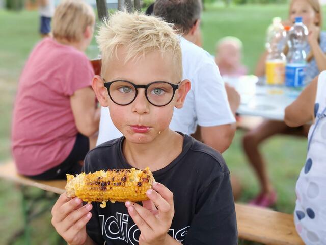 Theo ließ sich seinen Maiskolben schmecken.