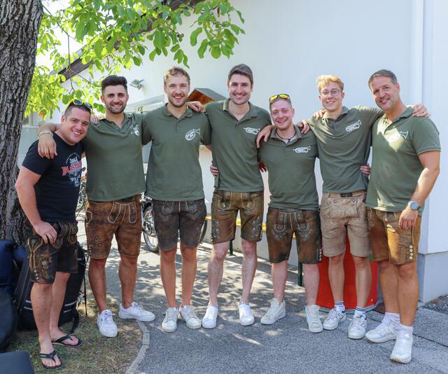 Die Musiker von „Blechsound“ (von links nach rechts): Markus Pöttschacher, Karl Pauschenwein, Kilian Marchhart, Manuel Krauscher, Robert Steiner, Bernhard Matouschek, Lorenz Pauschenwein. 
Ihr Auftritt wurde begeistert aufgenommen, und die Gäste lobten die Performance der Band. | Foto: Alejandra Ortiz