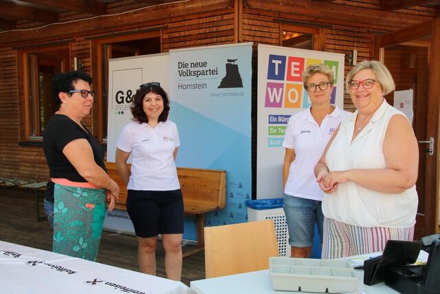 Wilma, Lisa, Doris und Gerda sie sorgten für das Leibliche Wohl  | Foto: Eduard Wimmer