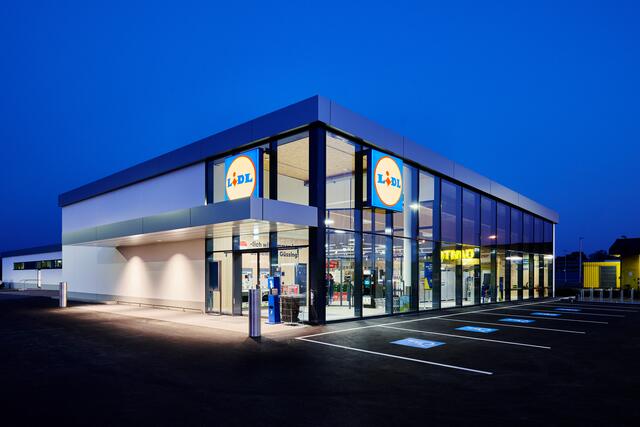 Der Lebensmittel-Diskonter Lidl hat seine Filiale in der Wiener Straße umgestaltet, vergrößert und mit einem neuen Shop-Design versehen. | Foto: Lidl