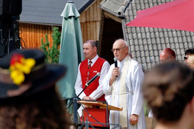 li. Willi Palzenberger und re. Hr. Pfarrer Peter Schwaiger. | Foto: Peter Bolha