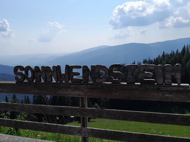 Viele nette Details im Gastgarten der Pollereshütte, wo ich einen sehr guten Cappucino genieße