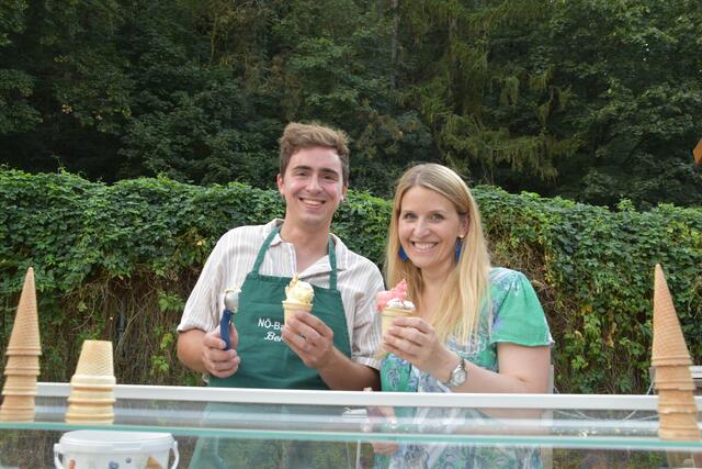 Sebastian Zauner und Birgitta Haltmeyer verteilen Eis. | Foto: Preineder