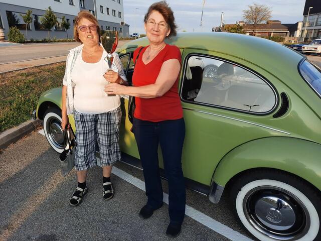 Den Preis für das stärkste Damenteam holte sich Elfi Asenbaum aus Irnfritz mit ihrem Käfer und Beifahrerin Christine Brandstetter. | Foto: privat/HB