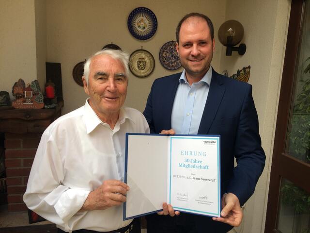 Bezirksparteiobmann Christian Sagartz mit Franz Sauerzopf (l.) im Jahr 2017 | Foto: ÖVP