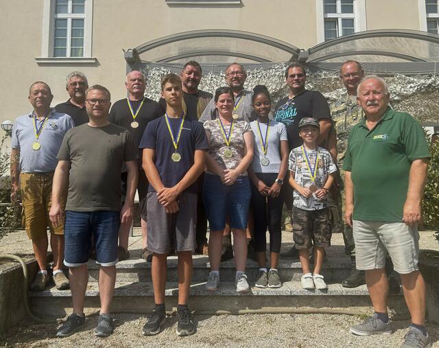 Franz Weigel, DI Christian Emmerling, BGM Erich Stubenvoll, Franz Eschberger, Adam Pfanner, Bezirksverband Obmann Stellvertreter Josef Kohzina, Claudia Pilgram, Herbert Ullmann, Elissa Bach, HB-Kassier Michael Mautner, David Raymond, Oberstleutnant Herwig Graf, HBO Walter Kirchsteiger. | Foto: ÖKB