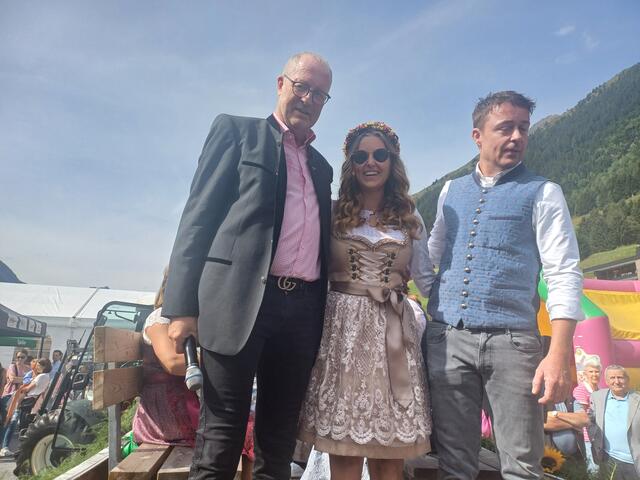 Bgm. Werner Kurz mit der gewählten Käsekönigin Hannah Zangerle und Vzbgm. Daniel Winkler