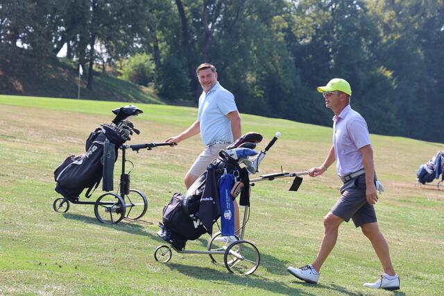 Die Golfer erfreuten sich der sportlichen Aktivität am Green in Klöch.  | Foto: Schleich