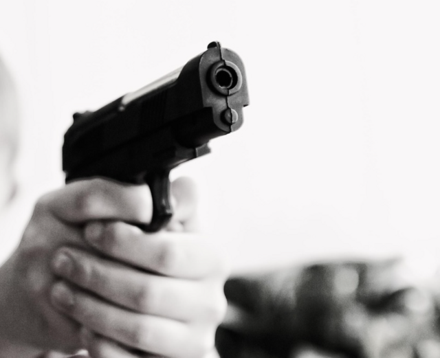 Mit einer schwarzen Pistole als Waffe soll ein Mann eine Tankstelle in Gersthof überfallen haben. (Symbolfoto) | Foto: Pixabay