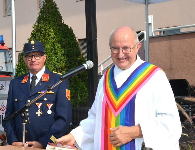 Familienseelsorger Bruno Karnel und Kommandant Hannes Trojer