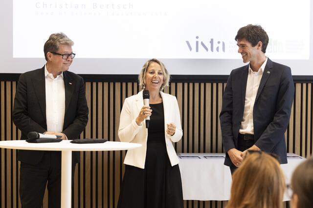 Bildungsminister Martin Polaschek, ISTA Vize-Präsidentin Gaia Novarino und Christian Bertsch, Head of Science Education am ISTA, betont bei der Überreichung der Diplome.  | Foto: Anna Stöcher/ISTA