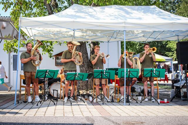 Am Sonntag des Dorffestes in Sigleß sorgte die Band „Blechsound“ ab 11 Uhr für eine mitreißende musikalische Untermalung.
 | Foto: Alejandra Ortiz