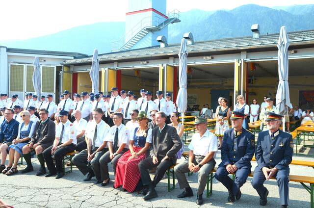 Die Festgäste während der Fahrzeugweihe