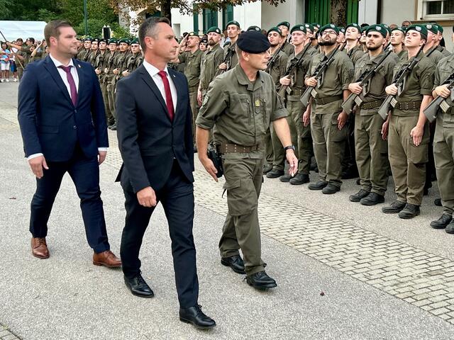LT-Präsident Robert Hergovich beim Abschreiten der Front gemeinsam mit Heerestruppenschulleiter Oberst Dieter Schadenböck. | Foto: Büro LT-Präsident