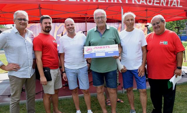 Hauptpreisgewinner Alois Perko 4.v.l. mit Vizebgm.Günter Steinbauer, SPÖ Vorsitzenden Robert Sackl, Joachim Gratzer von der Steiermärkischen Sparkasse Bgm.Bernd Hermann, sowie Moderator GK. Michael Nebel
 | Foto: Josef Strohmeier