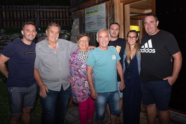 Marcel Ebner, Peter Thurner, Hedwig Beer, Toni Ebner, Michael Eigner, Jaqueline Keszeg und Rudolf Schneller genossen den Sommerabend in der Wasserwelt. 