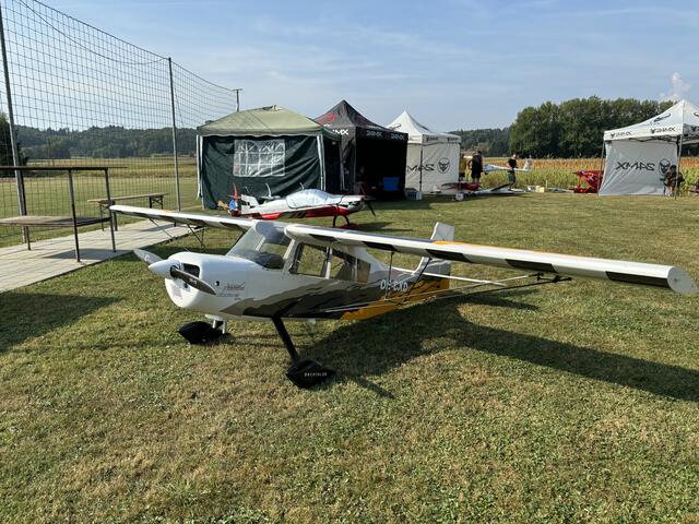 Die Modellflugzeuge gibt es in jeder Preisklasse: Los geht's bei ca. 150 Euro für ganz kleine Geräte, große kosten mehrere Tausend Euro. | Foto: Löschnig