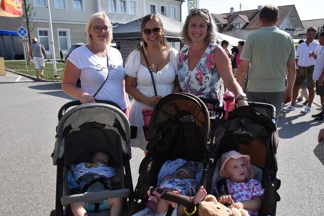 Freundinnen bzw. Arbeitskolleginnen aus St. Ägidi genießen den Tag bei Sauwald-Erdäüfel-Kirtag | Foto: Alois Braid/zema-medien.de