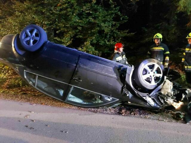 Eine 54-jährige Fahrzeuglenkerin kam von der Fahrbahn ab und überschlug sich mit ihrem Pkw. Sie wurde vermutlich leicht verletzt. (Symbolfoto)
 | Foto: FF Tillmitsch