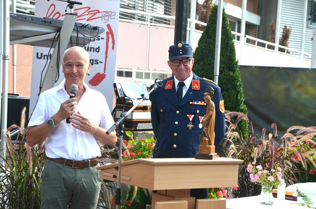 Der geehrte Bertl Uggowitzer mit dem Kommandanten