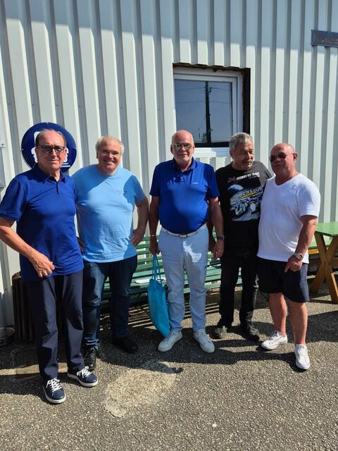 Geballte Fachkompetenz vor dem Kraftfahrzeugmuseum in Sigmundsherberg: Georg Postl (er fuhr den berühmten Rolls Royce, mit dem Lady Di und Prinz Charles 1986 in Wien unterwegs waren), Wolfgang Brandstetter (vor 20 Jahren Erfinder und Initiator von "Zwutschki Pomali"), Manfred Ainedter (mit einem herrlichen Bentley aus dem Museum unterwegs), Otto Pessl (Museumsgründer und Besitzer) und Werner Tomanek (war als Beifahrer mit charmanter Begleitung unterwegs).
 | Foto: privat/HB