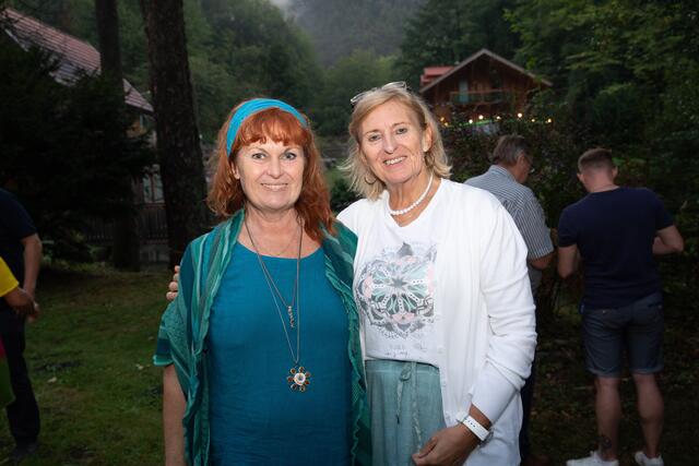 Birgit Marinc und Gabriele Travnik in der Wasserwelt.