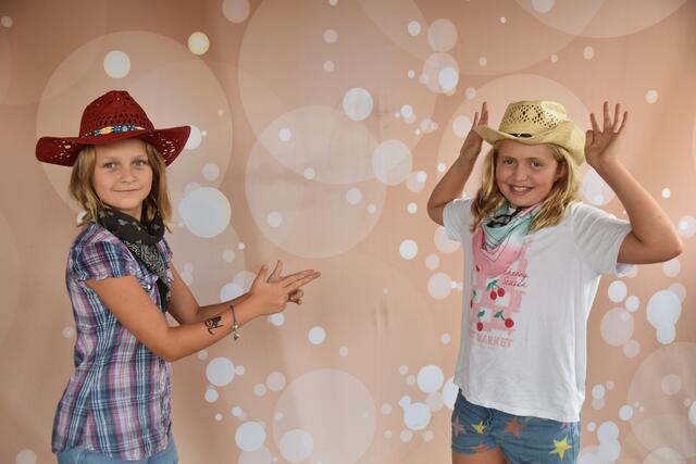 Fotospaß im Wilden Westen hatten auch die beiden jungen Cowgirls. | Foto: Michael Strini