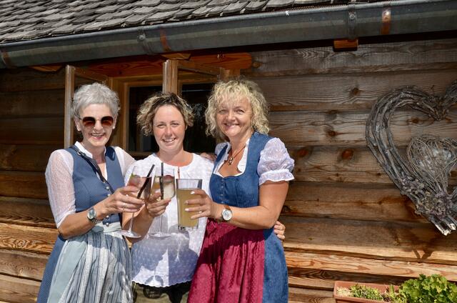 Petra Holzer, Tanja und Sylvia Holzer zeigten sich in fescher Tracht | Foto: Elisabeth Peinsipp 